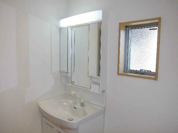 Wash basin, toilet. Three-sided mirror cosmetic washbasin