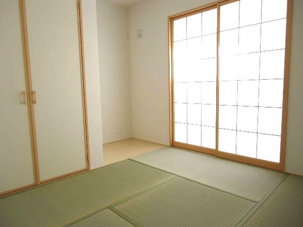 Non-living room. There is also a bright Japanese-style room