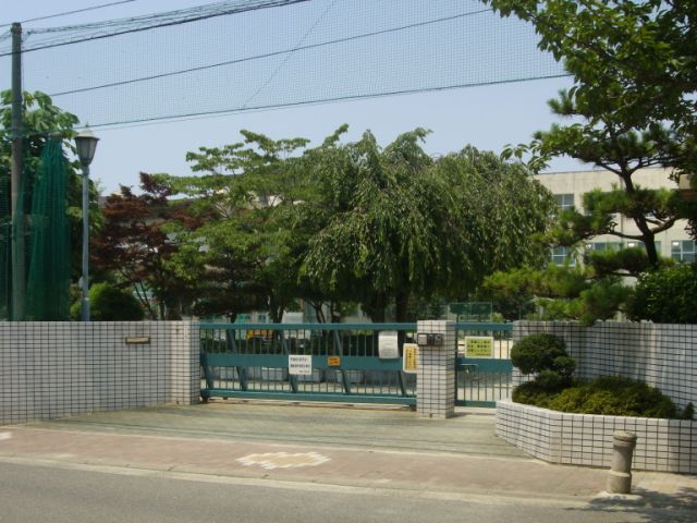 Primary school. 560m up to municipal Toyotomi elementary school (elementary school)