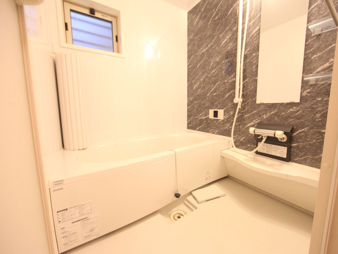 Bath. With reheating Hitotsubo size bathroom With windows (ventilation good)