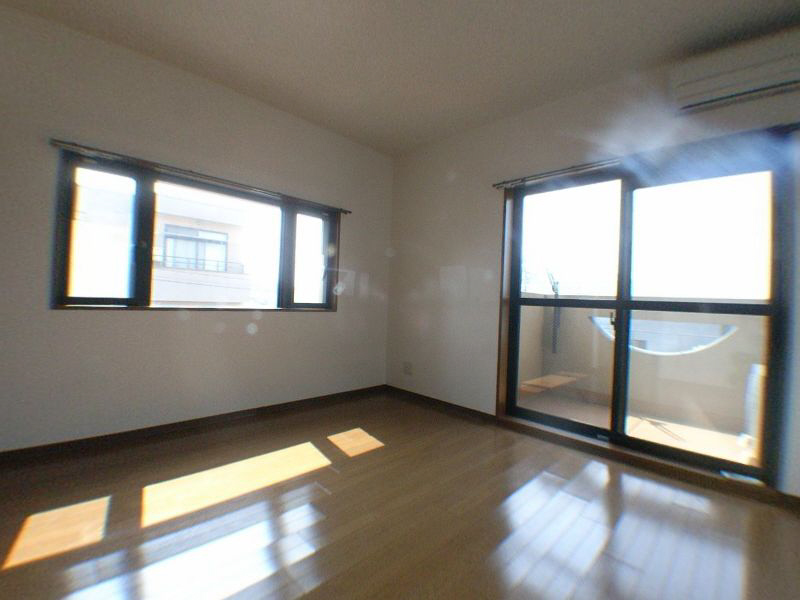 Living and room. Western is a 7-tatami rooms. Also it comes with a garden.