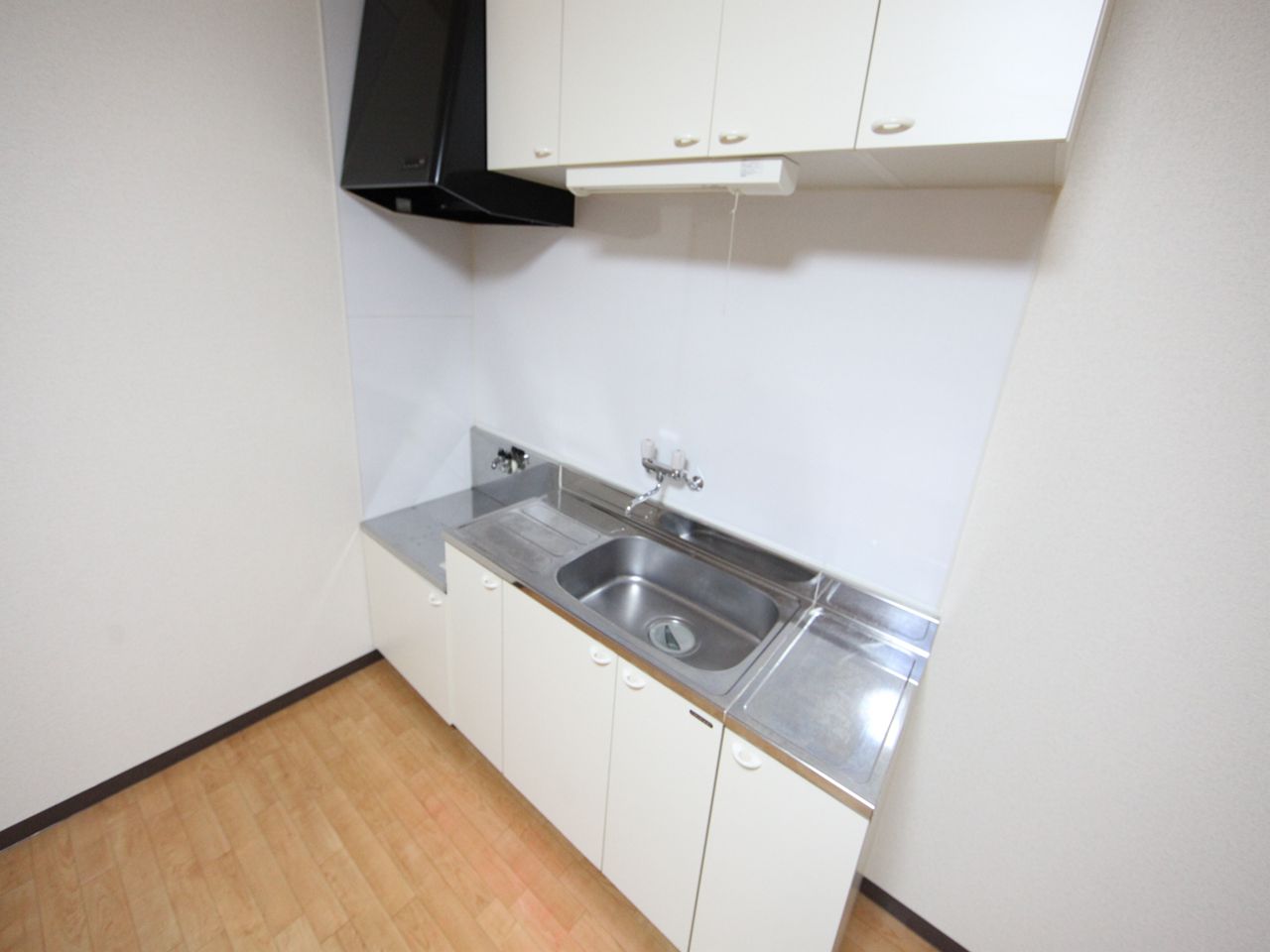 Kitchen. Kitchen (two-burner gas stove installation Allowed) Refrigerator ・ Microwave oven, etc. available OK