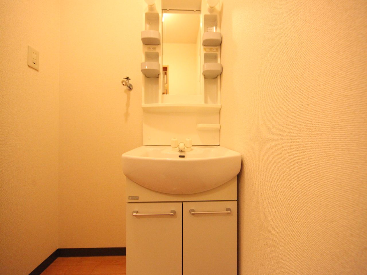 Washroom. Dressing room (with separate wash basin)