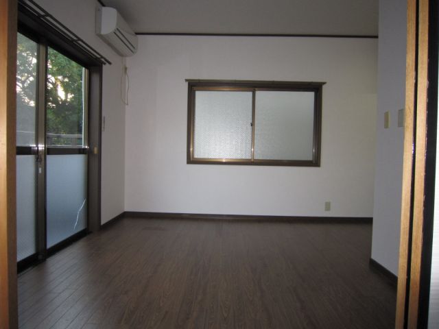 Living and room. There is a window other than the veranda side, Bright is