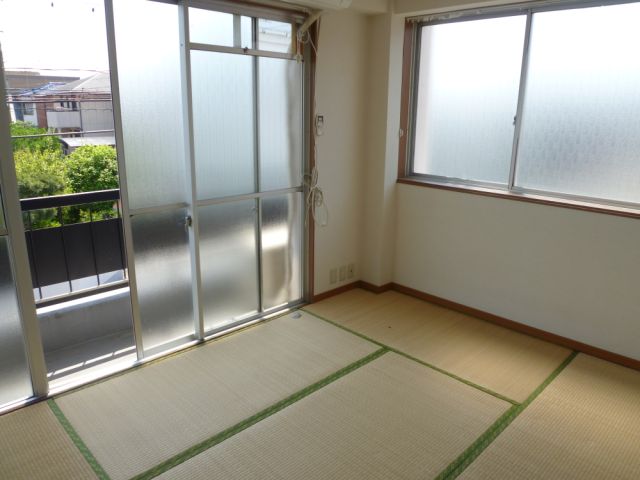 Living and room. 6 is a Pledge of Japanese-style room.