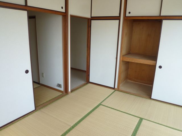 Living and room. 6 is a Pledge of Japanese-style room.