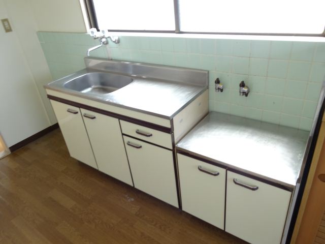 Kitchen. Two-burner stove can be installed