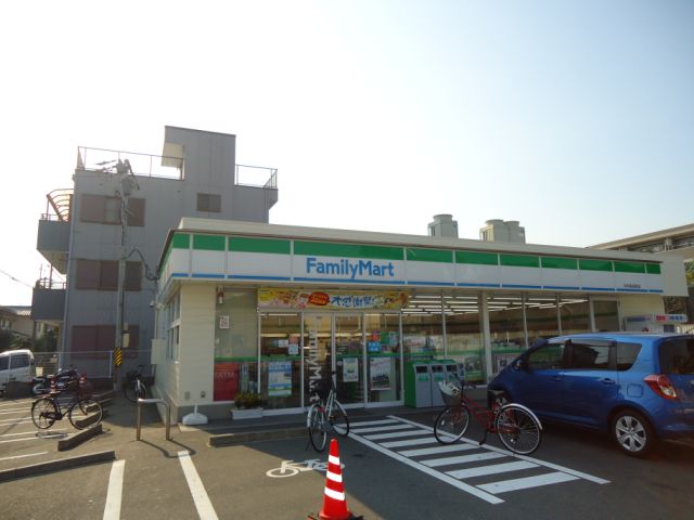 Convenience store. 210m to FamilyMart Morita branch (convenience store)