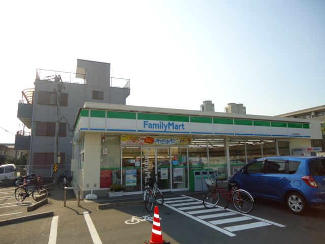 Convenience store. 310m to FamilyMart Morita branch (convenience store)