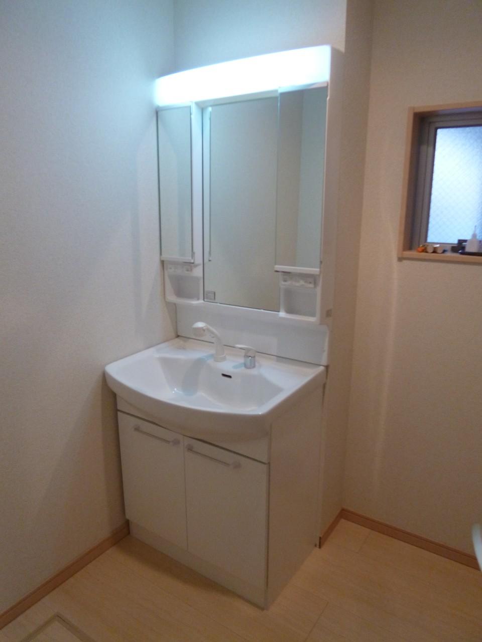 Wash basin, toilet.  ◆ Shampoo dresser ◆ 