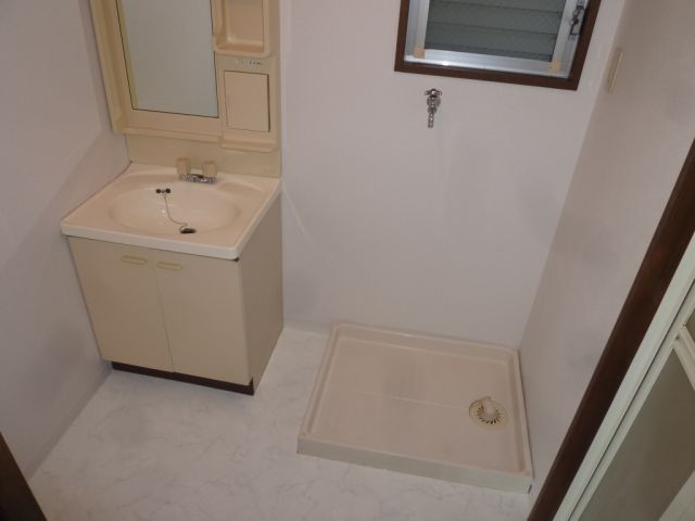 Washroom. Basin space that can comfortably