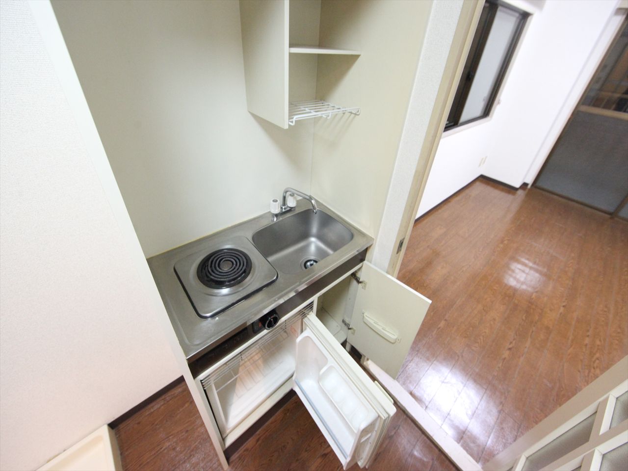 Kitchen. Kitchen (electric stove) With mini fridge