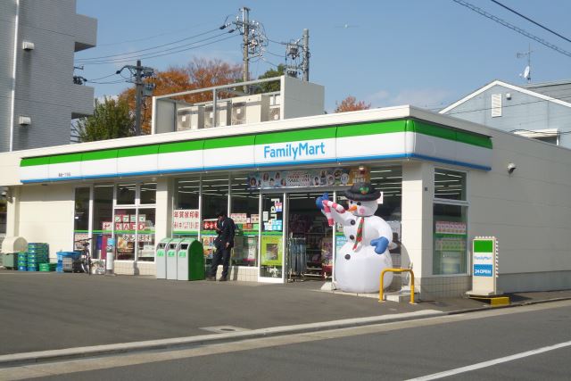 Convenience store. 330m to Family Mart (convenience store)