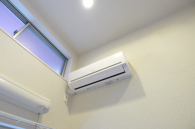 Other Equipment. Air conditioning (The photograph is an image)