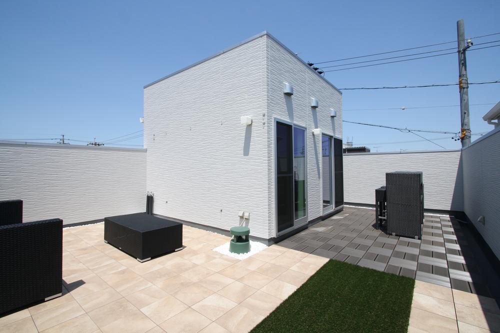 Garden. Our proud of rooftop garden!  Outdoor speakers, screen, Projector also attached to movies