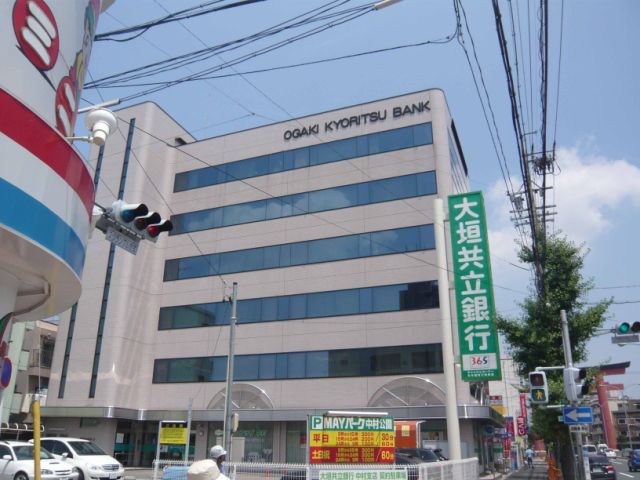 Bank. Ogaki Kyoritsu Bank until the (bank) 490m