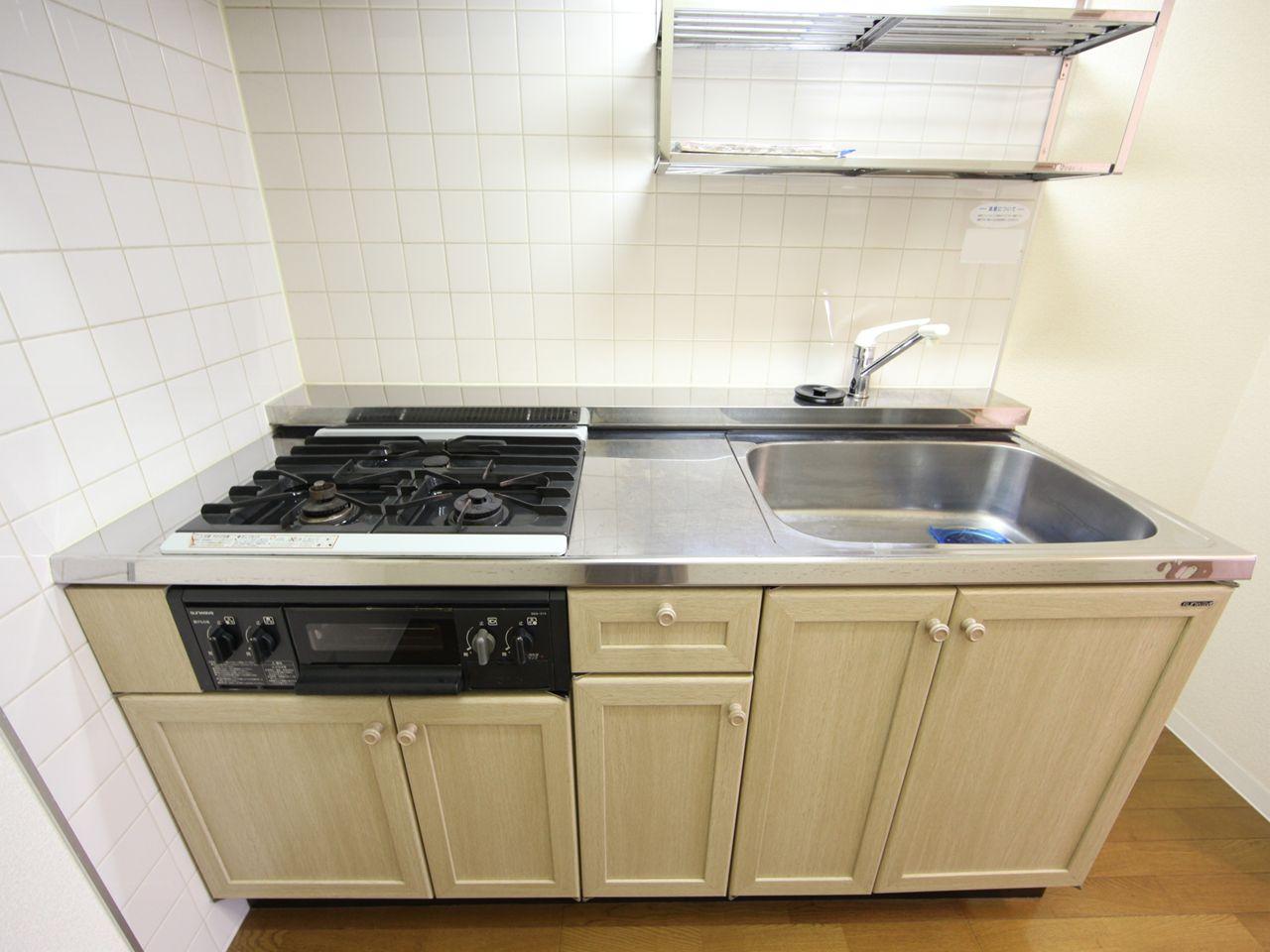 Kitchen. System kitchen (gas three-necked ・ With grill) independent kitchen