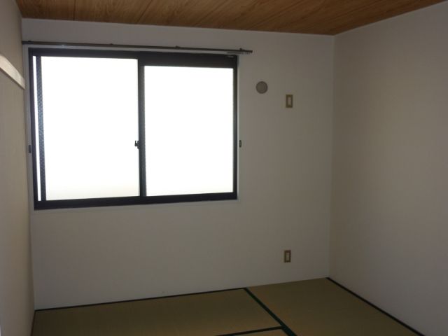 Living and room. Is a Japanese-style room. There is also a window. 