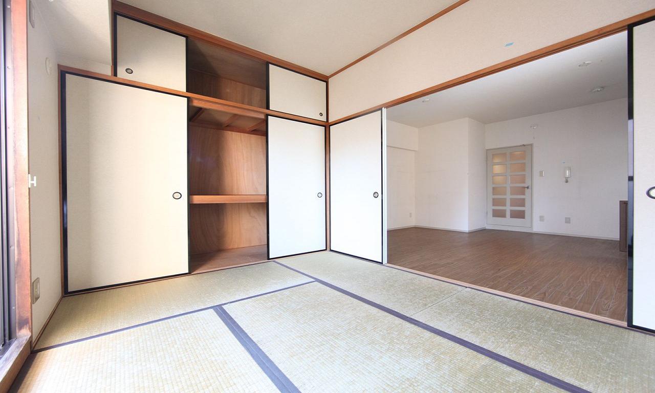 Living and room. You can also use partitions also connect the Japanese-style room and living room