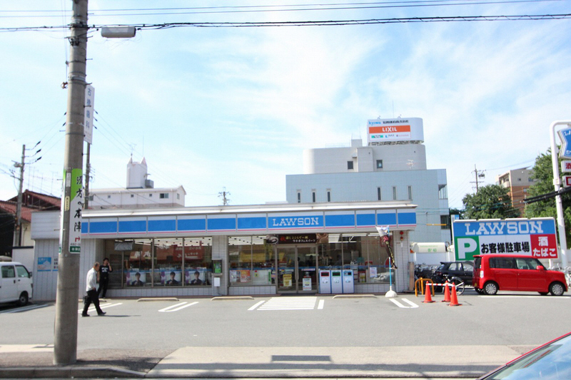 Convenience store. 30m until Lawson Honjin Station store (convenience store)