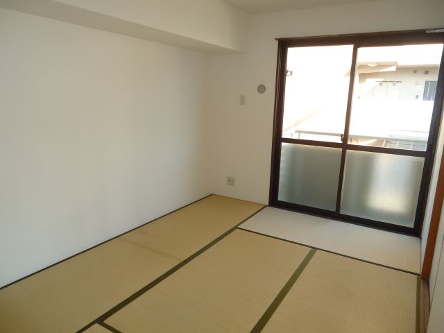 Living and room. It will calm the Japanese-style room.