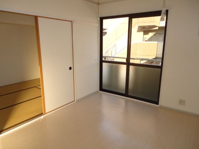 Living and room. It is a Western-style room, which was a valuable white.