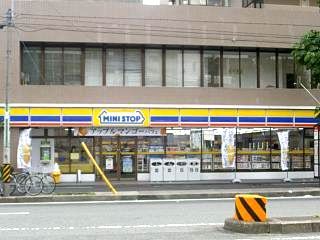 Convenience store. MINISTOP up (convenience store) 290m