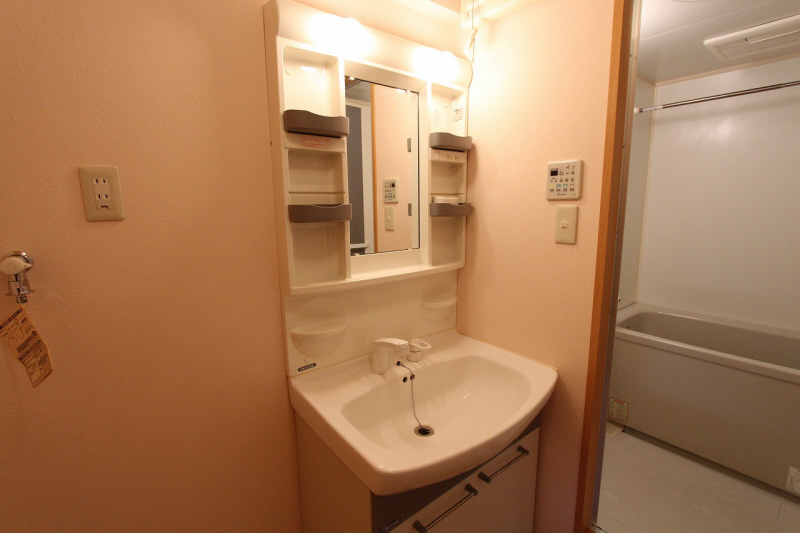 Washroom.  ※ Interior See photo of 2C in Room