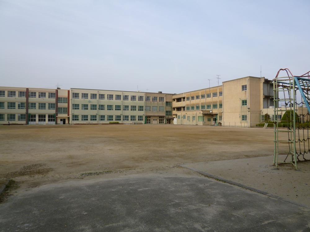 Primary school. Sennari to elementary school 356m