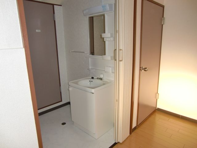 Washroom. It is an independent wash basin of new.