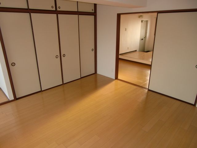 Living and room. It has been changed to Western-style room