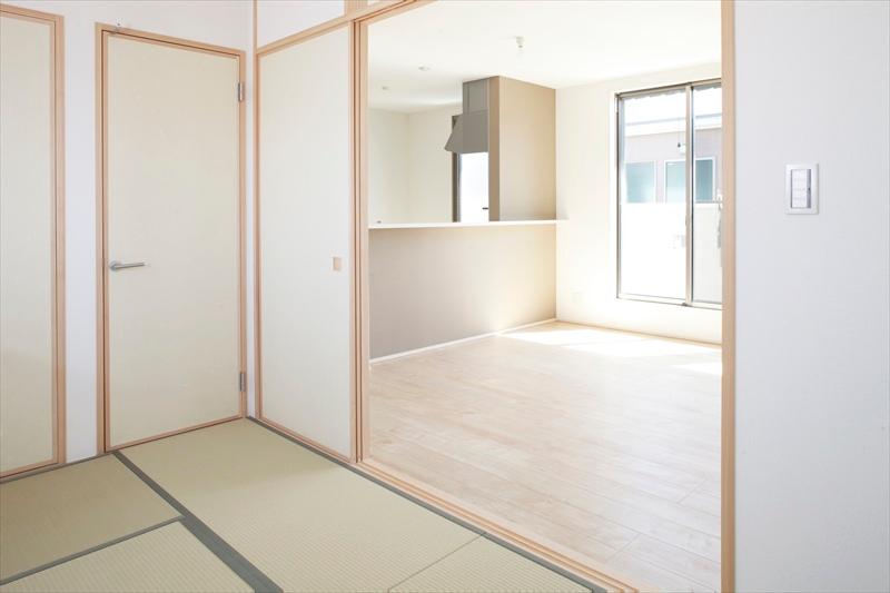 Non-living room. Building C Japanese-style room Japanese-style room is also a big success as housework space nap space and the wife of the child, which was adjacent to the living room. Can you use it for multi-purpose. 