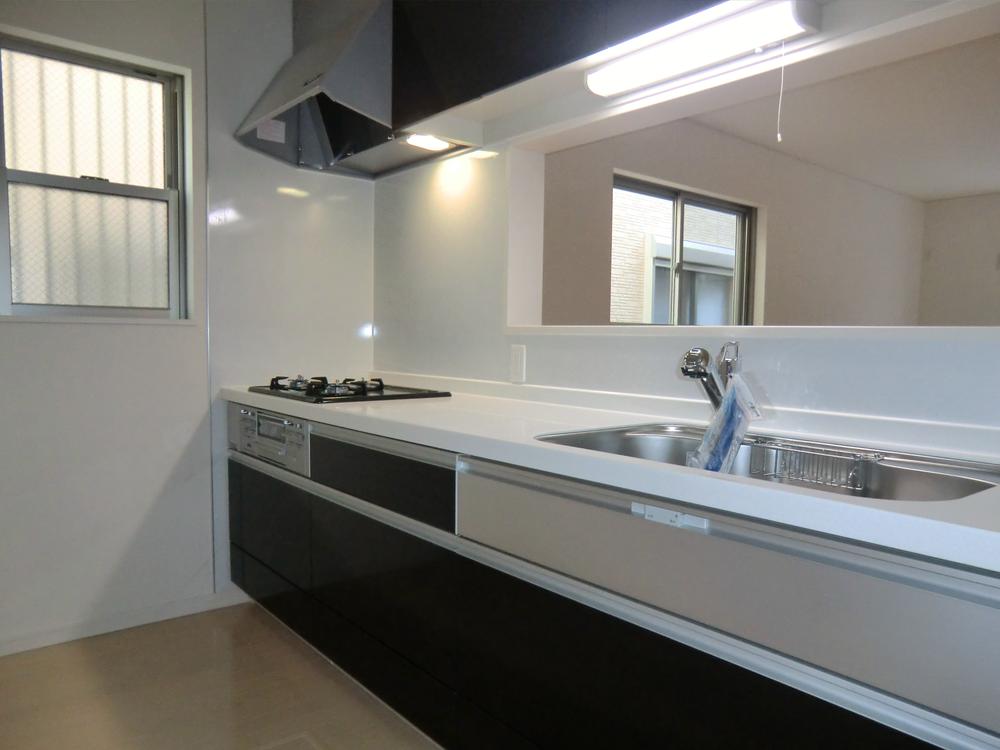 Kitchen. ◇ Kitchen ◇  Popularity of face-to-face ・ Artificial marble top panel system Kitchen ・ Water purifier integrated hand shower ・ Quiet sink ・ Si sensor stove (three-necked) ・ Underfloor storage 