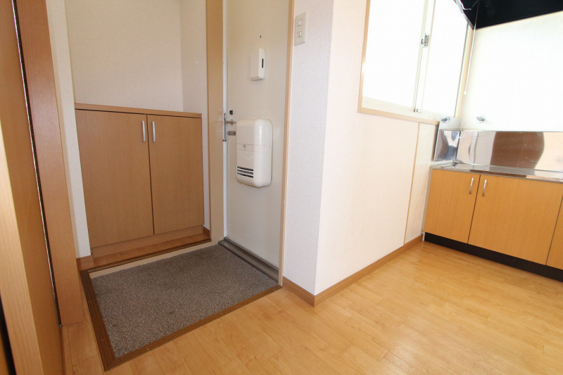 Entrance.  ※ 203, Room interior photograph reference