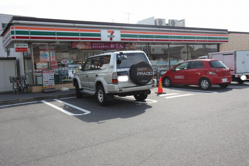 Convenience store. 120m to Seven-Eleven (convenience store)