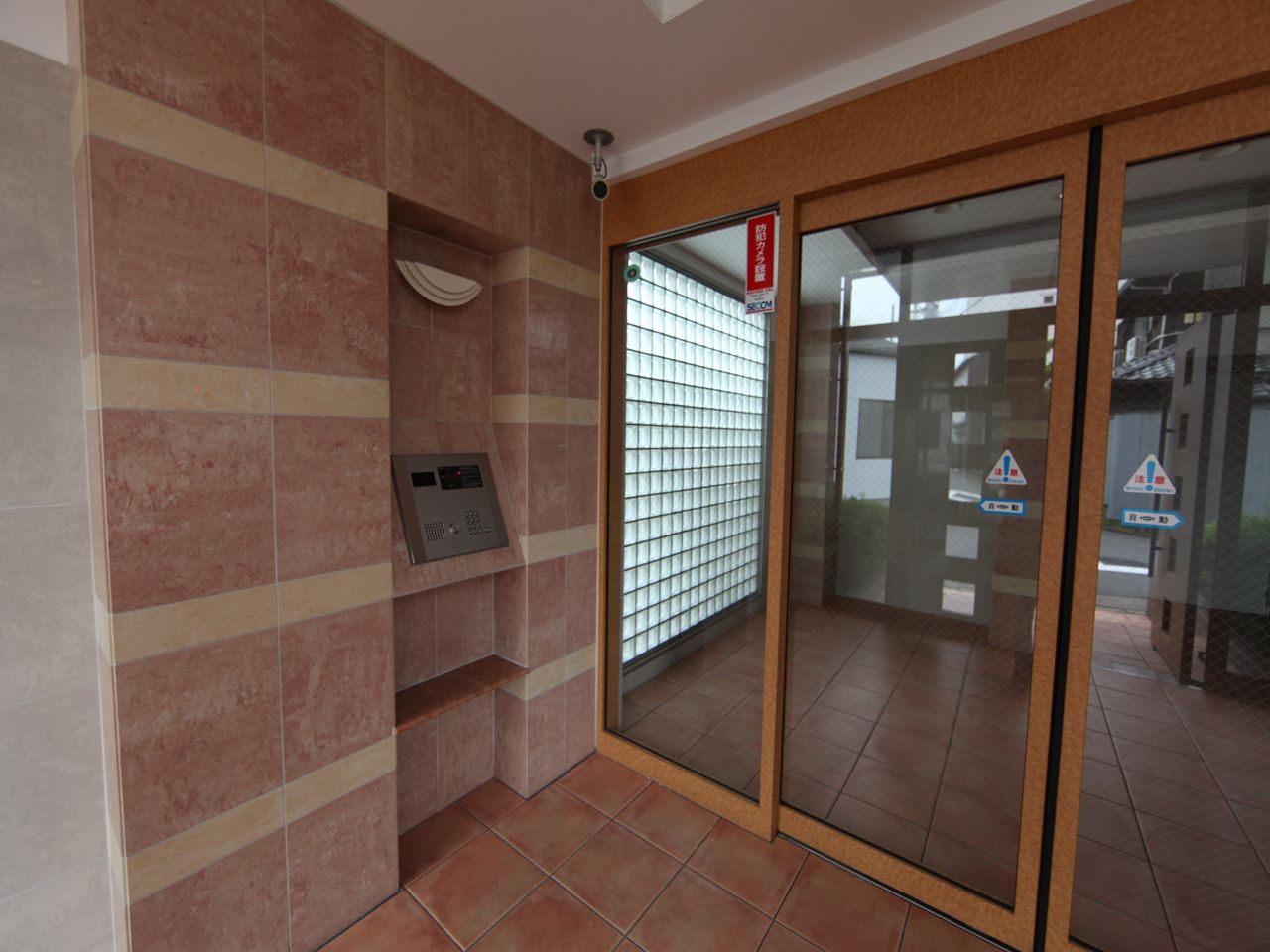 Entrance. entrance With auto lock With security cameras Courier with BOX