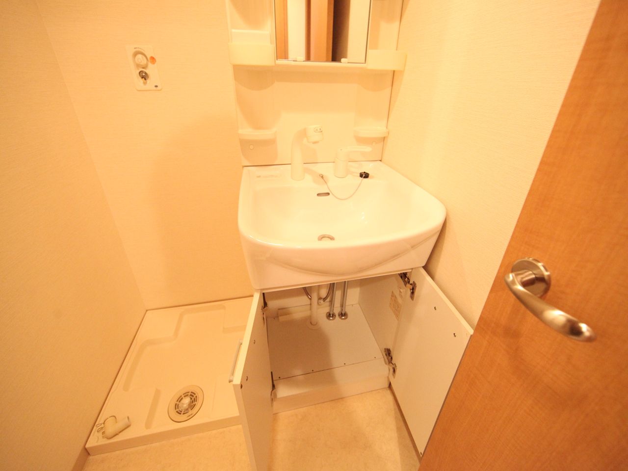 Washroom. Independent wash basin you can (shampoo dresser) washing machine available