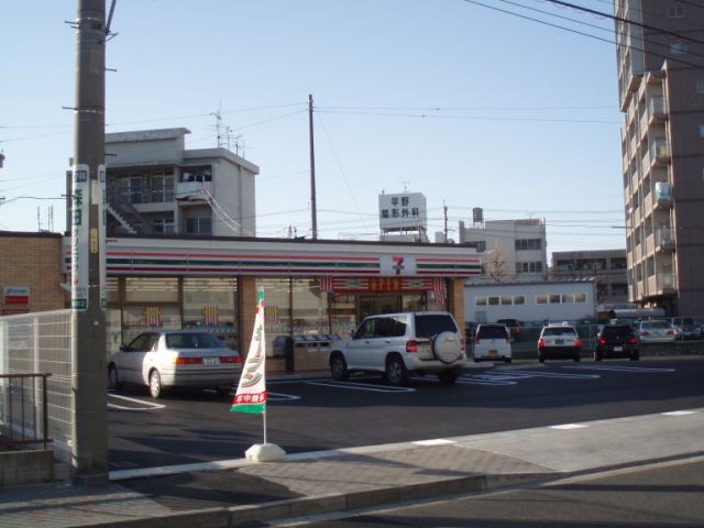 Convenience store. 330m to Seven-Eleven (convenience store)