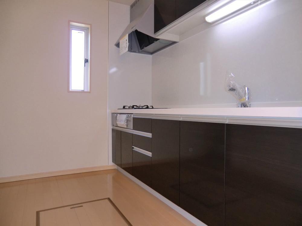 Kitchen. ◇ Kitchen ◇  Artificial marble counter system Kitchen ・ Water purifier integrated hand shower ・ Quiet specification sink ・ Si sensor stove (three-necked) ・ Underfloor storage, etc.
