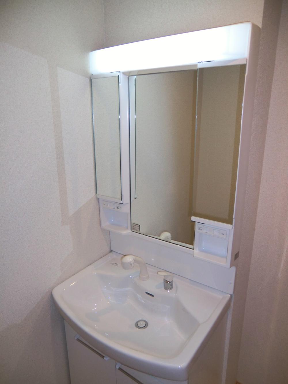 Wash basin, toilet. ◇ wash basin ◇  Easy-to-use three-sided mirror Shampoo dresser  ・ Fogging heater 