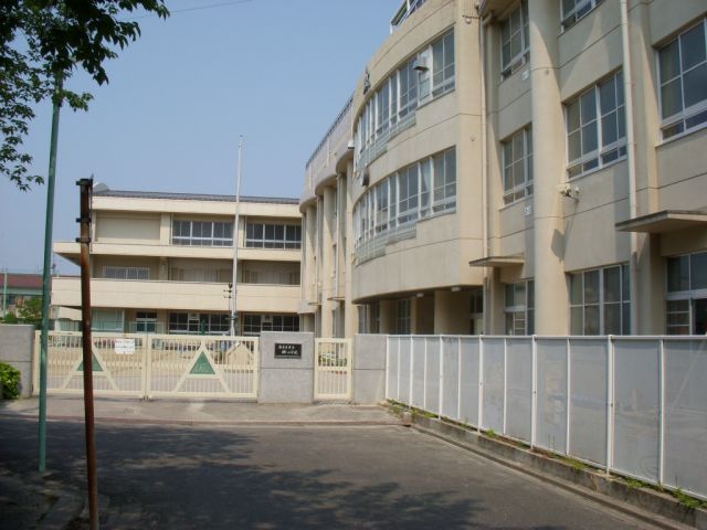 Primary school. 870m up to municipal willow elementary school (elementary school)