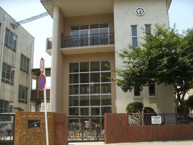 Primary school. 410m up to municipal Makino Elementary School (elementary school)