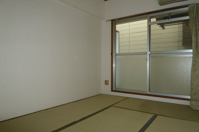 Living and room. Nagoya Station within walking distance