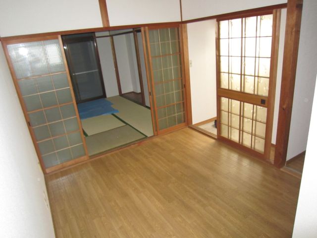 Living and room. Spacious dining space