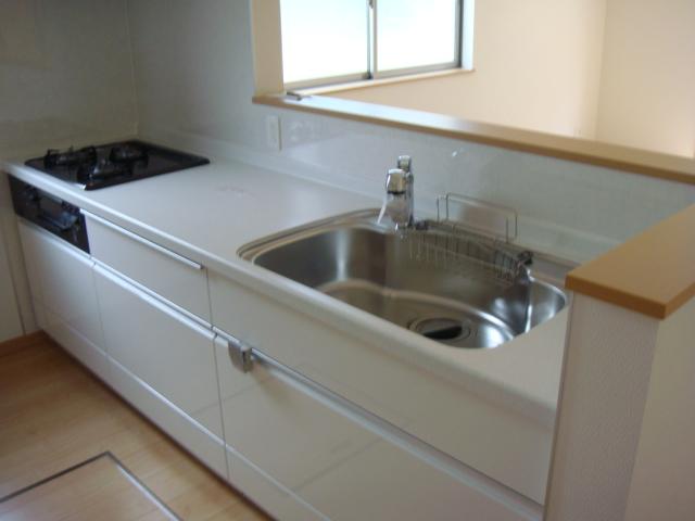 Kitchen. Storage rich system kitchen with under-floor storage