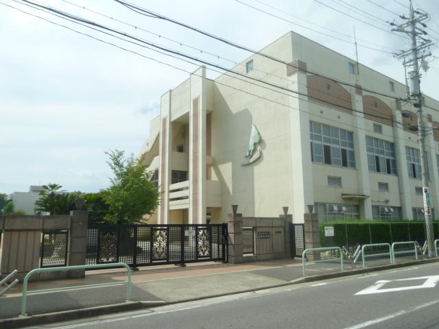 Junior high school. 565m to Nagoya City Nazuka junior high school