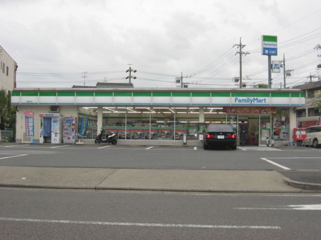 Convenience store. 300m to Family Mart (convenience store)