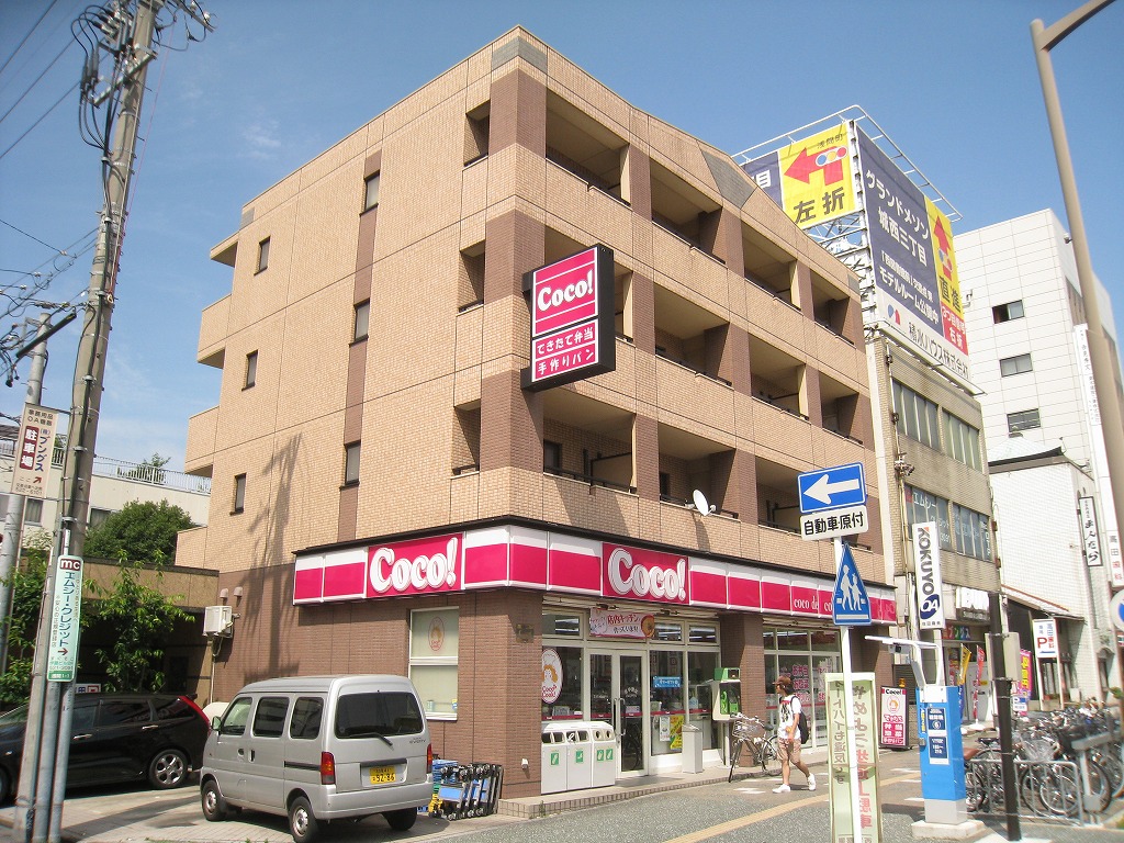 Building appearance. The first floor is convenient at a convenience store
