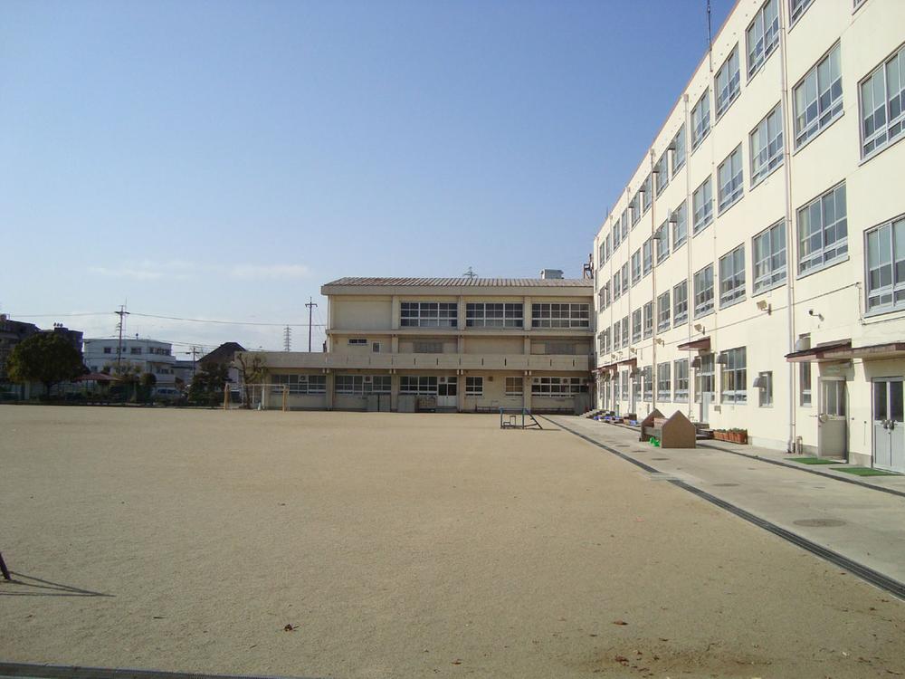 Primary school. Hira to elementary school 317m