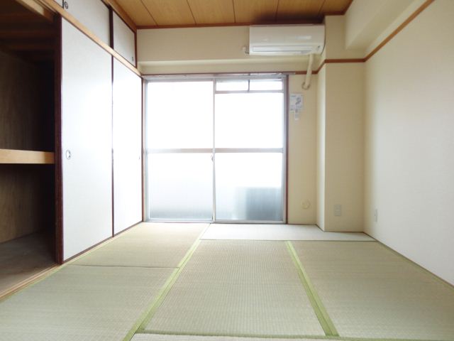 Living and room. Storage is a lot of Japanese-style room